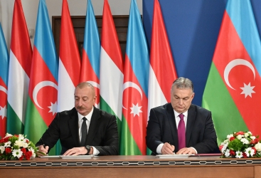   Azerbaiyán y Hungría firman documentos  