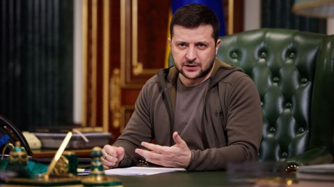 Zelenski: "Rusiya Soledarı öz nailiyyətinə çevirmək istəyir, lakin döyüş davam edir" Zelenski: "Rusiya Soledarı öz nailiyyətinə çevirmək istəyir, lakin döyüş davam edir"
