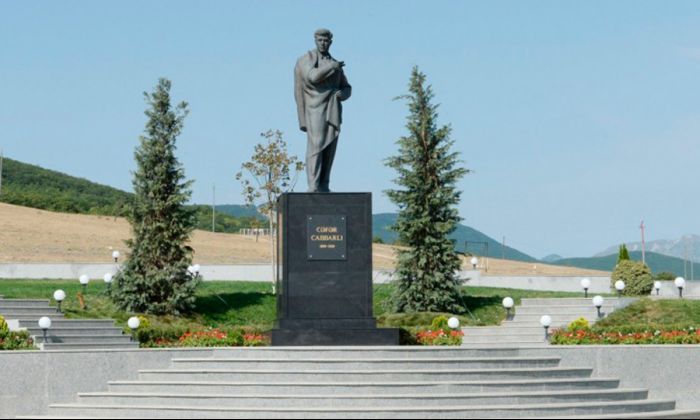 Cəfər Cabbarlının ev-muzeyinin dam örtüyü bərpa olunur Cəfər Cabbarlının ev-muzeyinin dam örtüyü bərpa olunur
