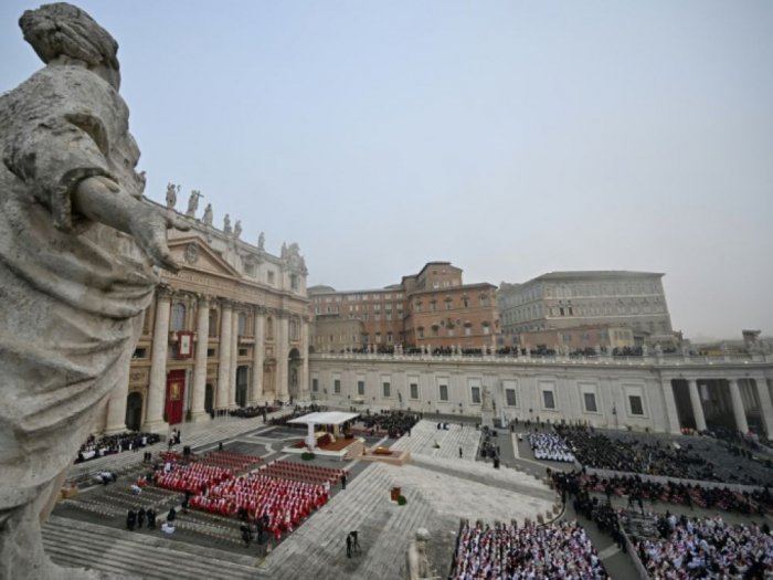 Le pape François préside ce jeudi les obsèques de Benoît XVI place Saint-Pierre