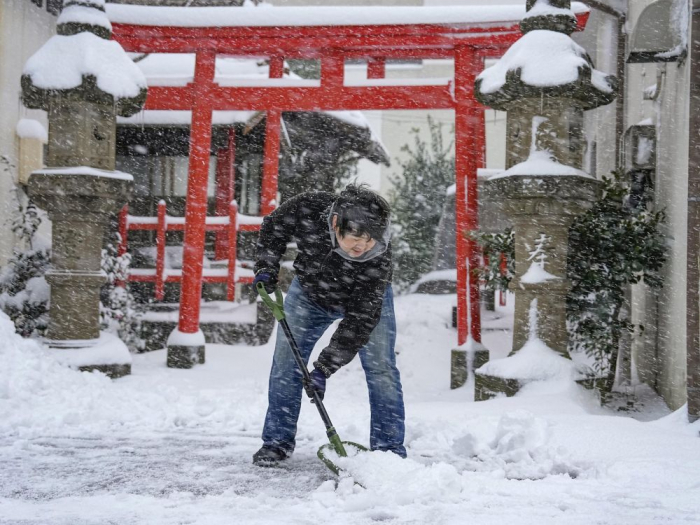 La neige et le froid perturbent les transports au Japon, au moins un mort