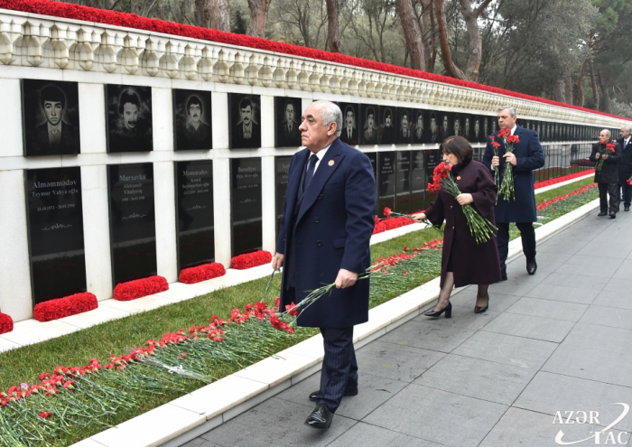   State and government officials visit Alley of Martyrs  