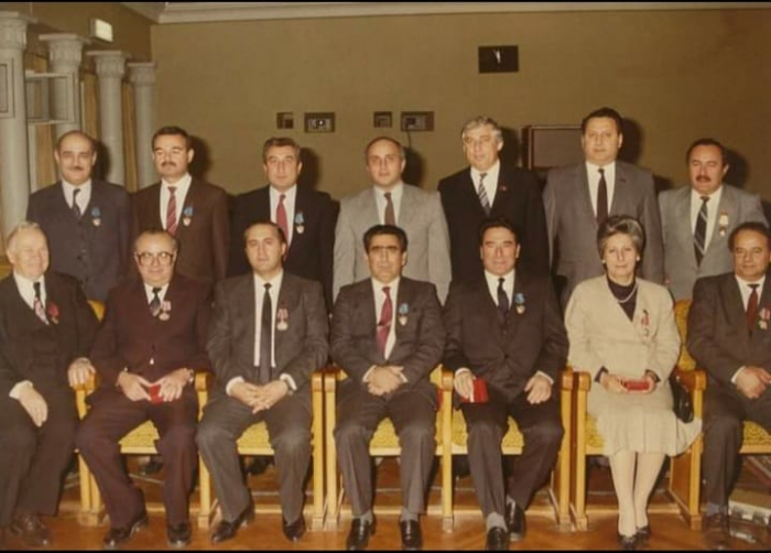 Ramiz Mehdiyev, güllələnmiş Afiyəddin Cəlilov və Artur Rəsizadə - 36 il əvvəl çəklimiş foto
Ramiz Mehdiyev, güllələnmiş Afiyəddin Cəlilov və Artur Rəsizadə - 36 il əvvəl çəklimiş foto