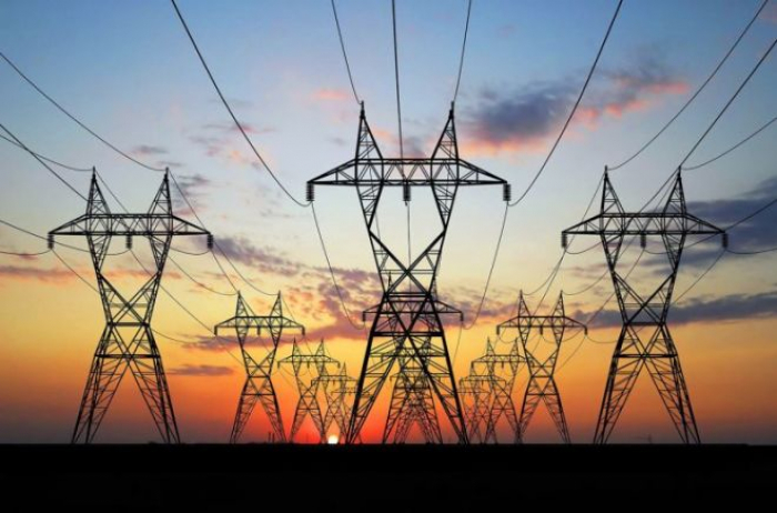 Kəndin elektrik xətlərinin məftilləri energetikin evindən çıxıb Kəndin elektrik xətlərinin məftilləri energetikin evindən çıxıb