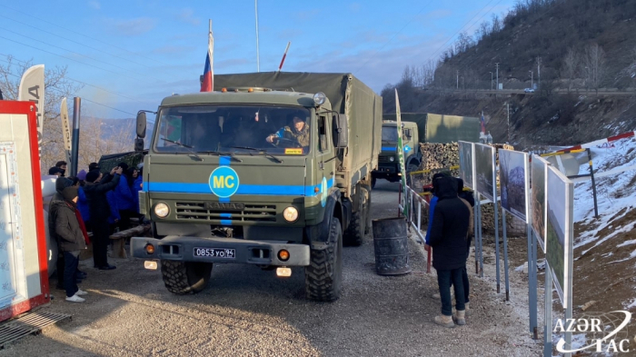 Deux véhicules du contingent russe de maintien de la paix traversent librement la route Latchine-Khankendi