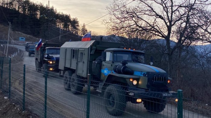 Deux camions du contingent russe de maintien de la paix traversent librement la route Latchine-Khankendi