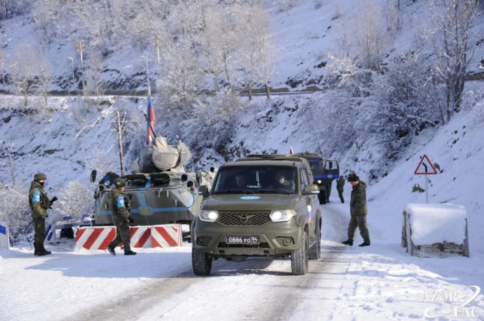   Otros dos vehículos de las fuerzas de paz rusas pasaron libremente por la carretera Lachin-Khankandi  