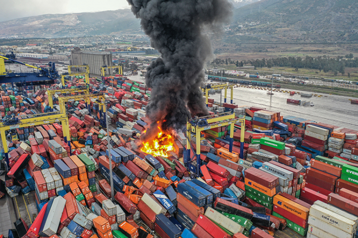 Türkiyə limanında yanğın:    Yüzlərlə konteyneri alov bürüyüb    