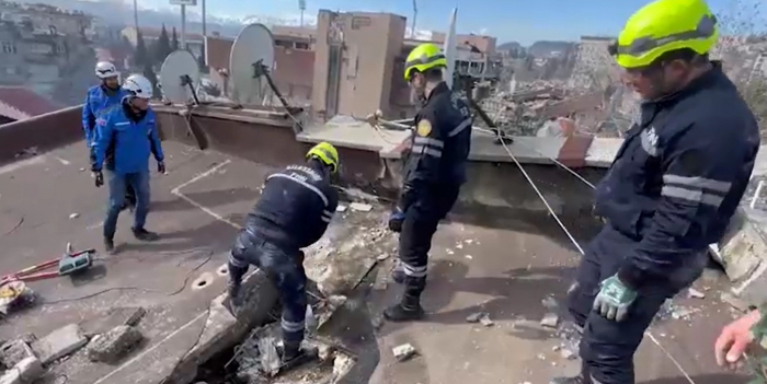   Rescatistas azerbaiyanos salvan a 16 personas en Türkiye -   VIDEO    