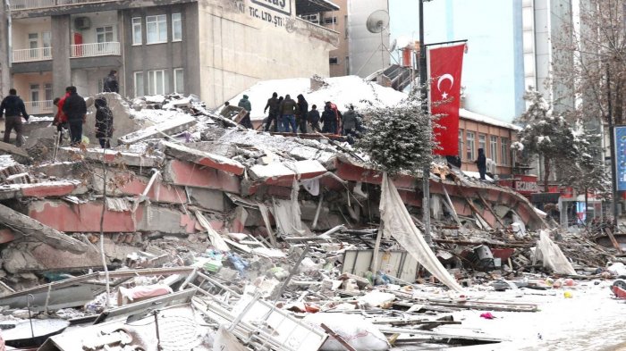    Türkiyədə zəlzələdə 10 azərbaycanlı həlak olub      

