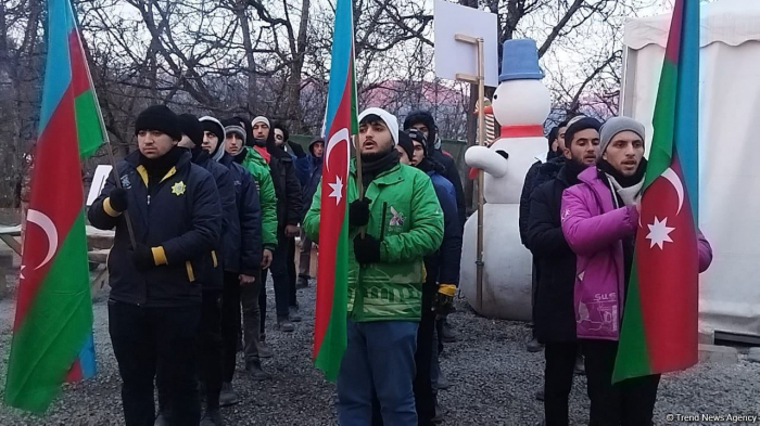   Friedliche Proteste aserbaidschanischer Öko-Aktivisten gehen auf der Latschin-Chankendi-Straße weiter  