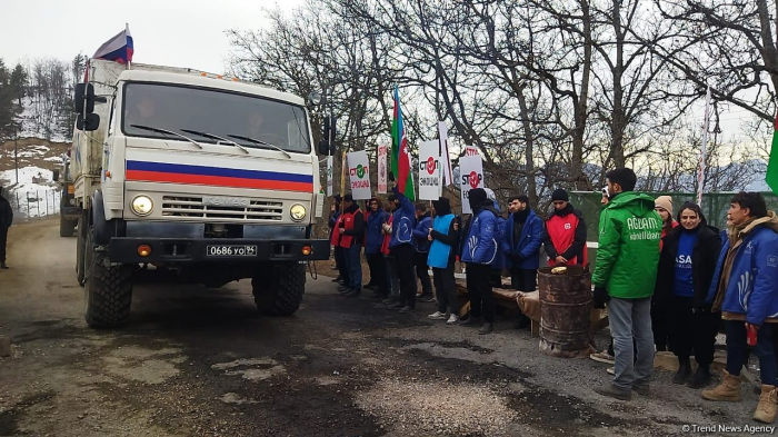   Ein Konvoi russischer Friedenstruppen bewegt sich frei entlang der Latschin-Chankendi-Straße  