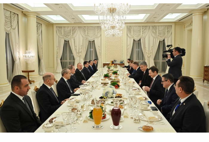 President Ilham Aliyev hosted official reception in honor of President of Romania