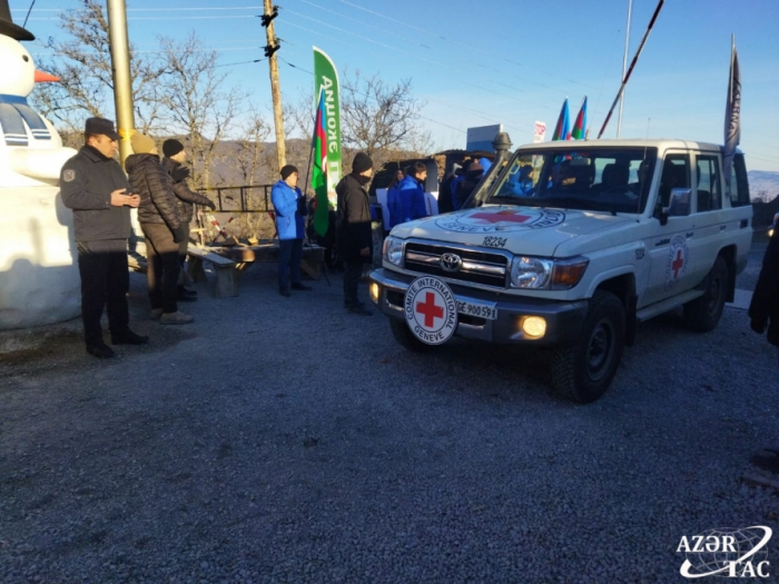 Huit véhicules du CICR circulent librement sur la route Latchine-Khankendi