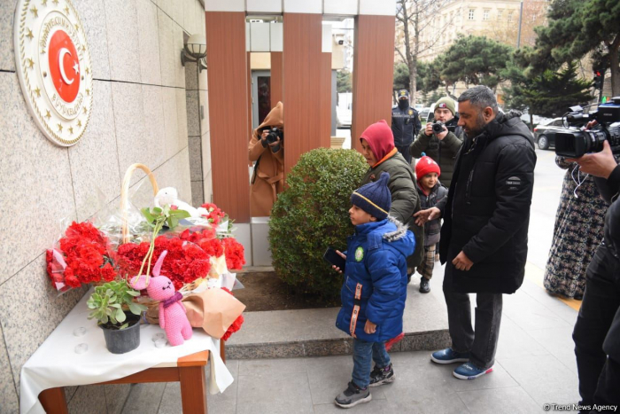 Azerbaijani citizens honor memory of victims of earthquake in Türkiye 