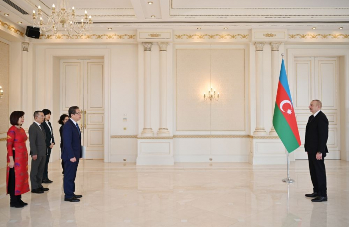  Präsident Ilham Aliyev nimmt Beglaubigungsschreiben des neuen Botschafters von Vietnam entgegen  