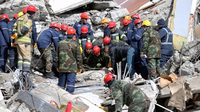   Aserbaidschanische Rettungskräfte beginnen mit Such- und Rettungsaktionen in der vom Erdbeben betroffenen Türkei  