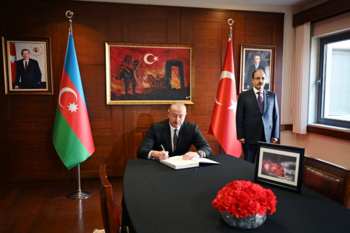   Ilham Aliyev acudió a la Embajada de Türkiye y expresó sus condolencias  