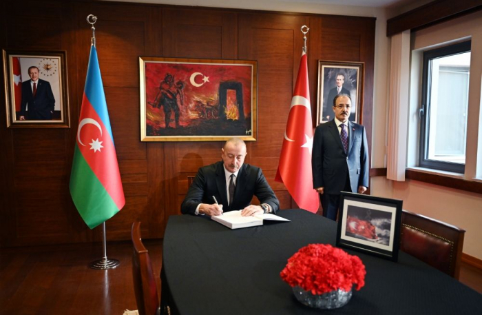   Präsident Ilham Aliyev besucht die Botschaft von der Türkei in Aserbaidschan und drückt sein Beileid über die schweren Verluste aus  