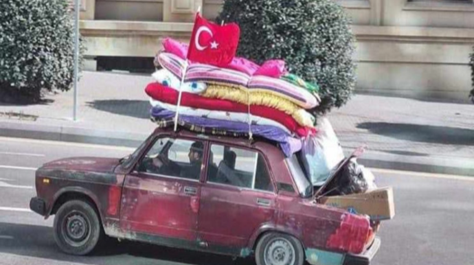 Səfir köhnə maşınla Türkiyəyə kömək edən sürücüyə zəng edib Səfir köhnə maşınla Türkiyəyə kömək edən sürücüyə zəng edib