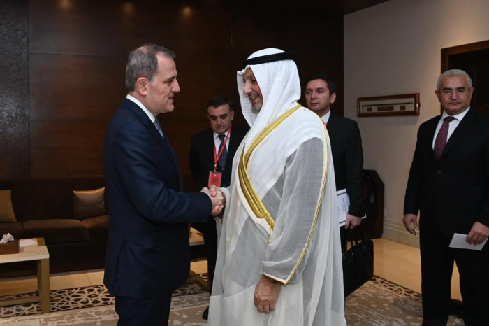   Aserbaidschanischer Außenminister hält ein Treffen mit dem Außenminister von Kuwait ab  