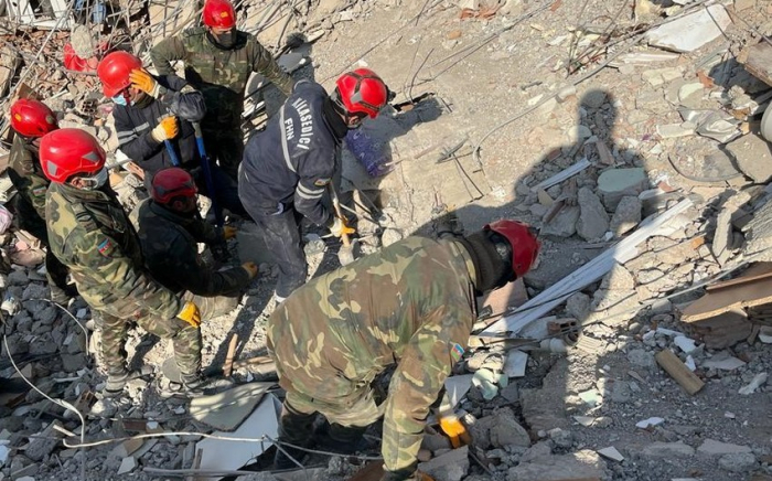    Azərbaycan xilasediciləri Türkiyədə dağıntılar altından    51 nəfəri sağ çıxarıb     
   