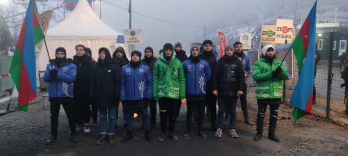  Aserbaidschanische Öko-Aktivisten setzen ihre Proteste auf der Straße Latschin-Khankendi fort 