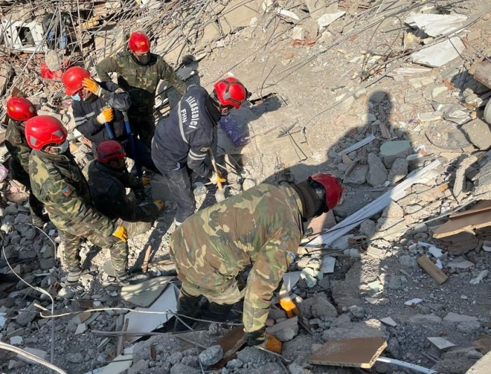   Aserbaidschanisches Ministerium für Notsituationen setzt die Rettungsaktion in der Türkei fort  