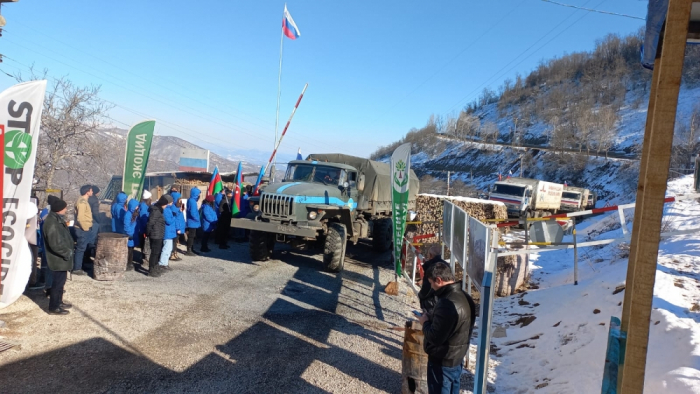   Fahrzeuge der russischen Friedenstruppen bewegen sich frei entlang der Latschin-Chankendi-Straße  