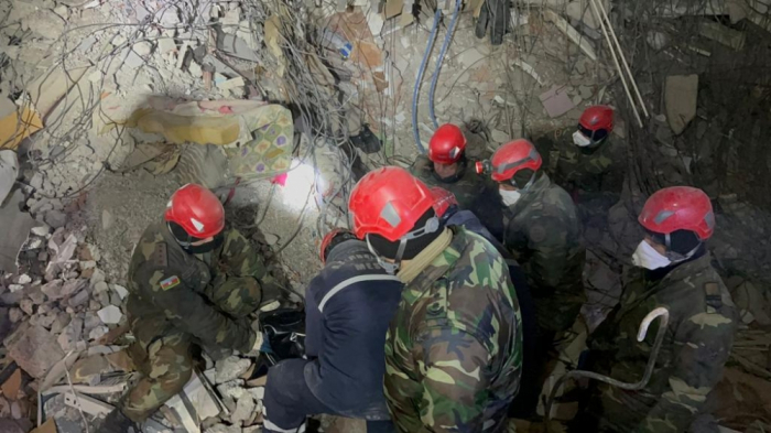   Rescatistas azerbaiyanos sacan con vida a 51 personas de los escombros del terremoto ocurrido en el sur de Türkiye    