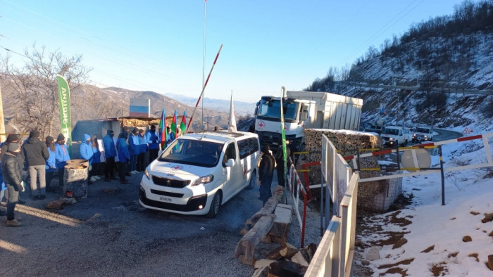   Six ICRC vehicles pass freely along Lachin-Khankendi road   