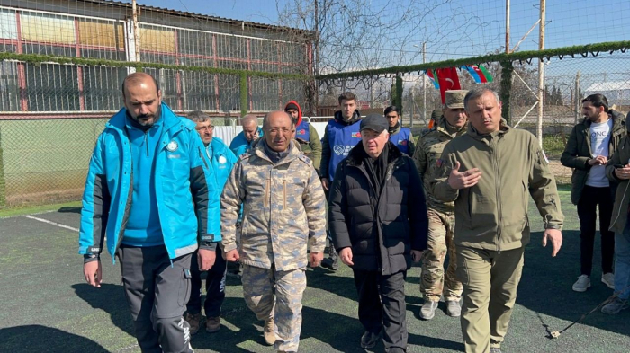   Türkische Beamte besuchen das mobile Feldkrankenhaus des aserbaidschanischen Notfallministeriums in Kahramanmaras  