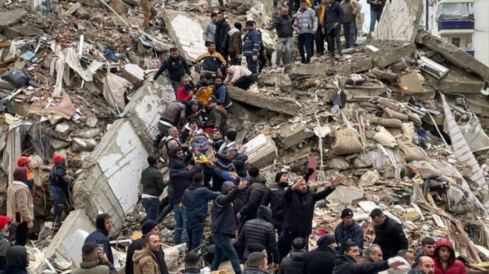   Leichen aserbaidschanischer Studenten unter den Trümmern eines Gebäudes in der vom Erdbeben betroffenen Türkei gefunden  