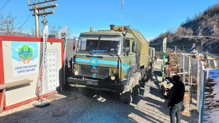 Sept véhicules de casques bleus russes traversent librement sur la route Latchine-Khankendi