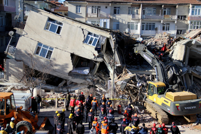   Leichen aserbaidschanischer Studenten, die bei einem Erdbeben in der Türkei starben, wurden nach Baku geliefert  