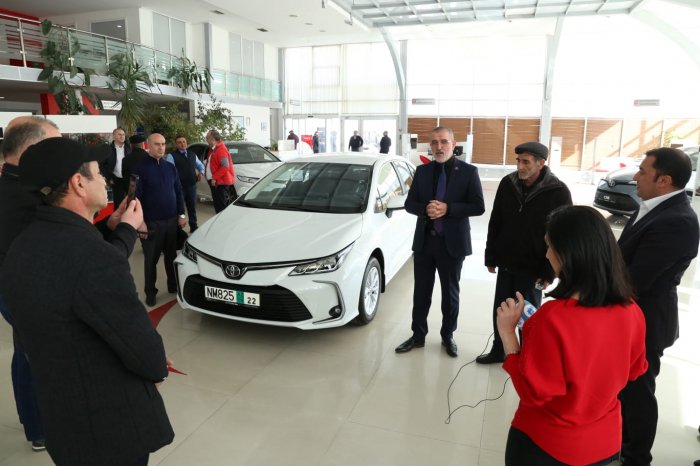    Köhnə "Jiquli"si ilə məşhurlaşan Sərvərə yeni maşın verildi -    FOTO      