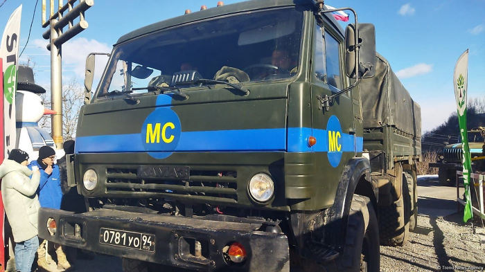   Zwei Lastwagen russischer Friedenstruppen fahren frei entlang der Latschin-Chankendi-Straße  