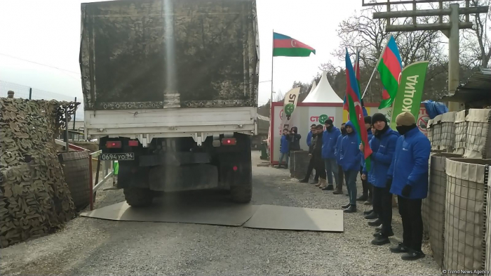   Ein Konvoi russischer Friedenstruppen fährt frei entlang der Latschin-Chankendi-Straße in Aserbaidschan  