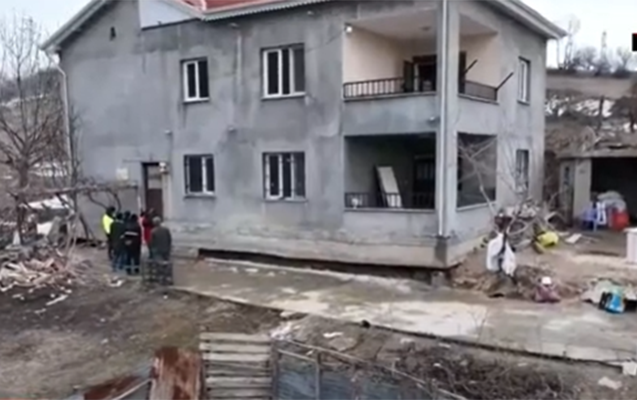 Zəlzələ evi havaya qaldırıb yerini dəyişdi - Video
Zəlzələ evi havaya qaldırıb yerini dəyişdi - Video