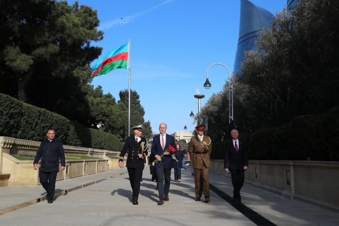 UK Minister of State visits Alley of Martyrs in Baku 