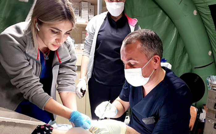   Aserbaidschanische Militärärzte führten in der Türkei 71 chirurgische Eingriffe durch und versorgten 468 Menschen ambulant   -FOTOS    