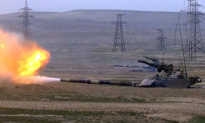   Panzerbesatzungen der aserbaidschanischen Armee führen verschiedene Übungen durch -   VIDEO    