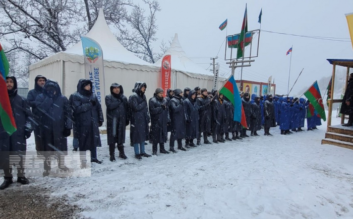   Trotz der schneereichen Wetterbedingungen geht die Friedensaktion auf der Straße Khankendi-Latschin 75 Tage lang weiter  