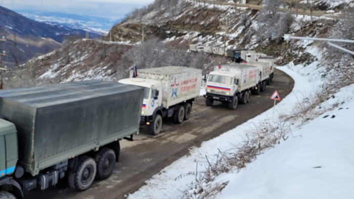   Fahrzeuge der russischen Friedenstruppen fahren frei inmitten von Protesten aserbaidschanischer Öko-Aktivisten  