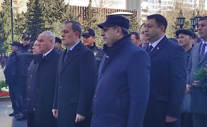   Aserbaidschanischer Außenminister besucht das Chodschali-Genozid-Denkmal  