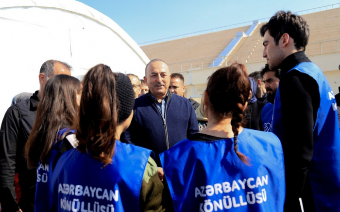   Mevlud Cavusoglu traf sich mit aserbaidschanischen Freiwilligen in der Türkei  