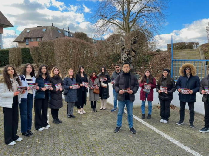   Aserbaidschanische Studenten besuchen das Denkmal für Churschidbanu Natavan in Waterloo  