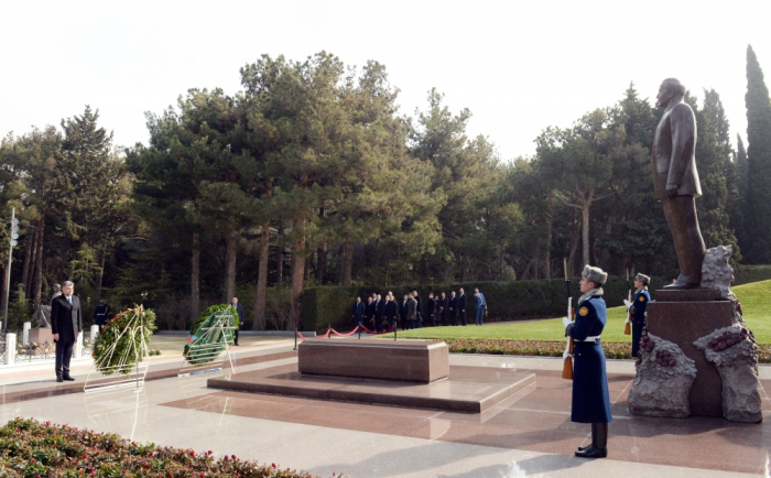 Romanian parliamentarians pay respect to national leader Heydar Aliyev and Azerbaijani martyrs