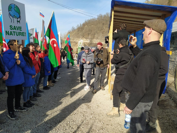 Foreign journalists cover peaceful protest of Azerbaijanis on Lachin-Khankendi road
 