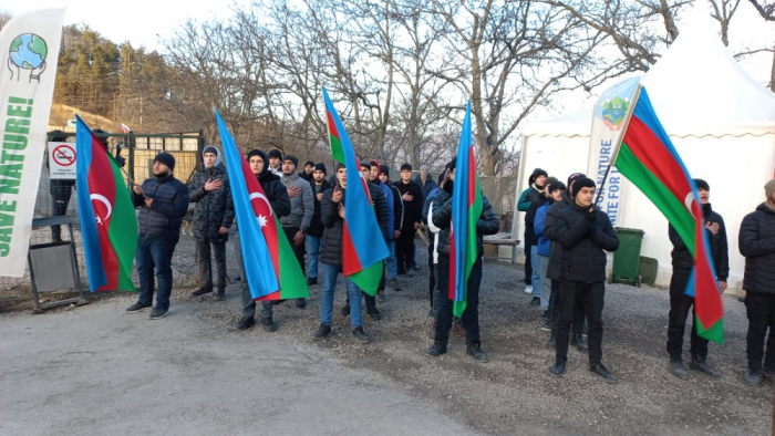   Friedliche Proteste aserbaidschanischer Öko-Aktivisten auf der Latschin-Chankendi-Straße gehen weiter  